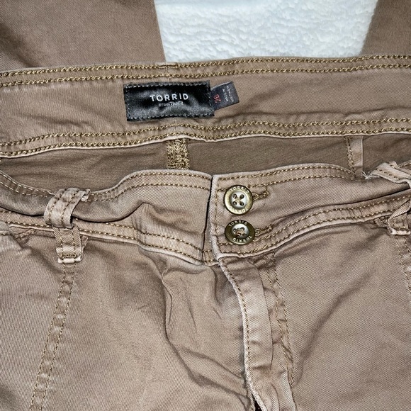 Torrid 26 khaki cropped mid rise pants - Picture 4 of 4
